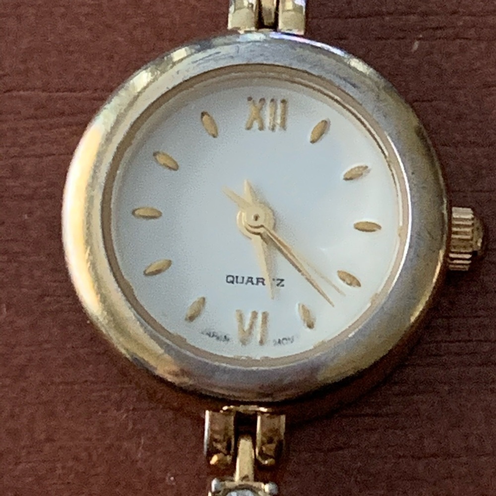 Quartz elegant woman’s thin bracelet watch